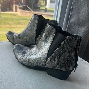 NWOT Esprit Gray Ankle Boots with Shimmery Pattern size 8M